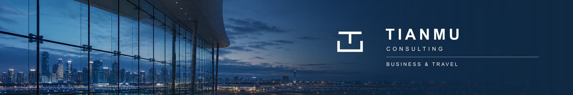 Wieczorna panorama Szanghaju widziana przez szklaną ścianę biurowca
