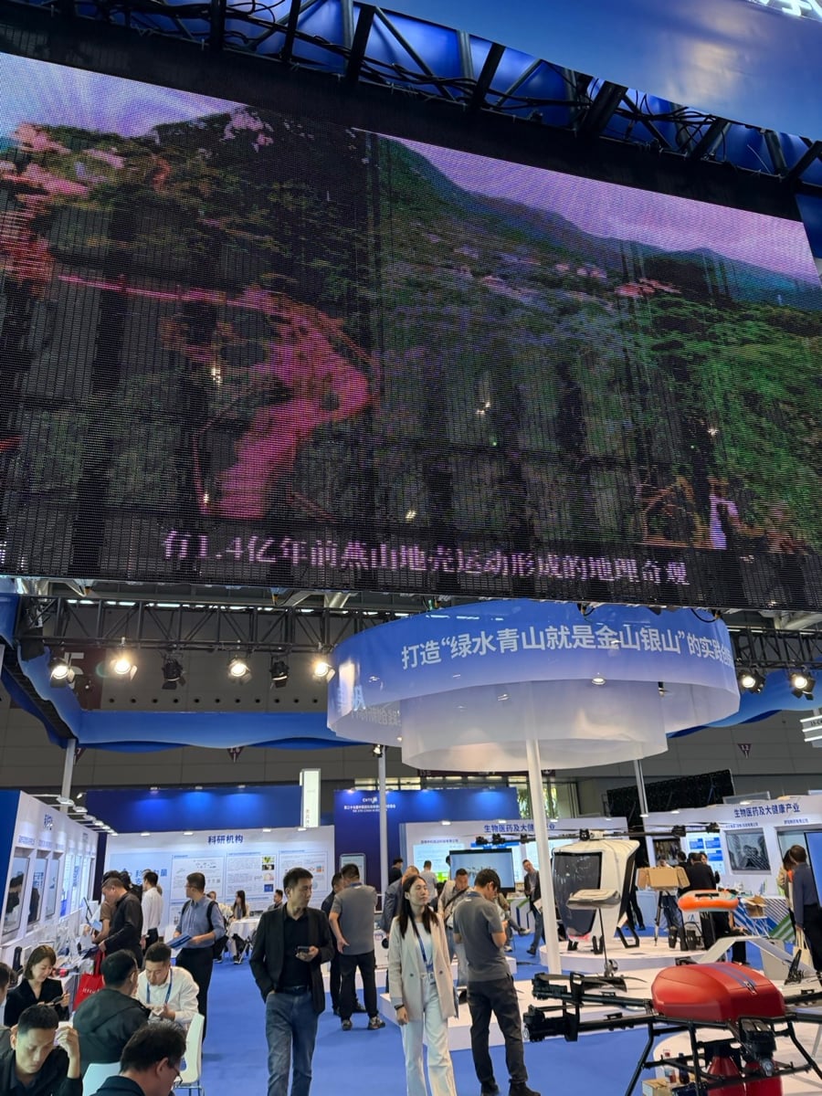 Hala targowa China Hi-Tech Fair z dronami i wystawcami