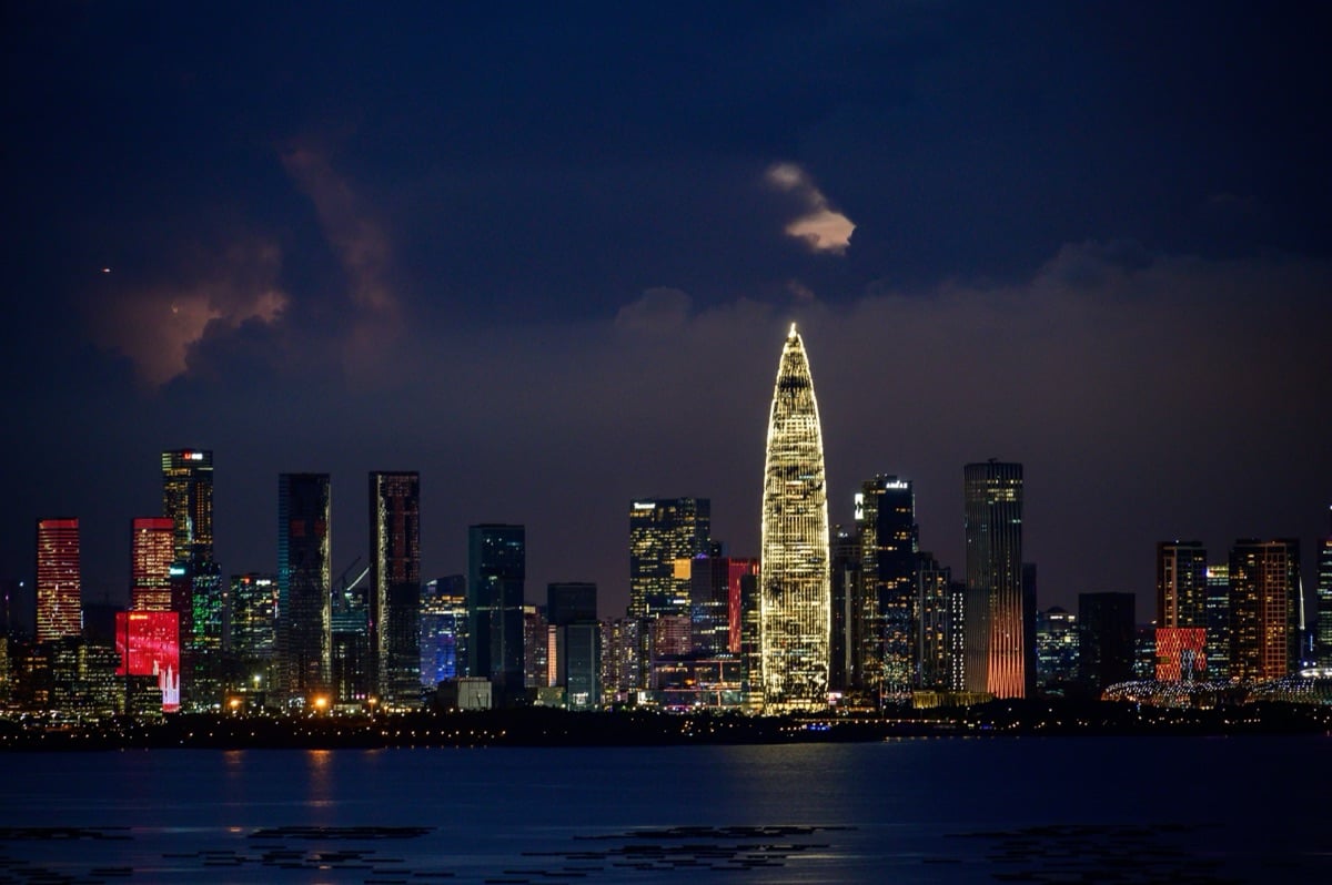 Panorama dzielnicy biznesowej Shenzhen nocą z widokiem na zatokę